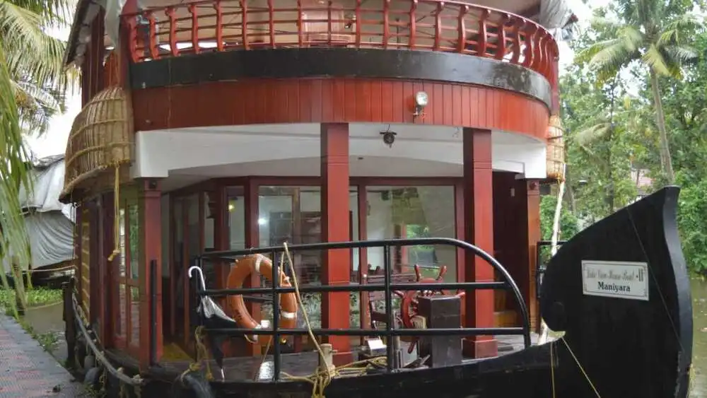 GOLDEN LUXURY 1 BEDROOM HOUSEBOAT CRUISE