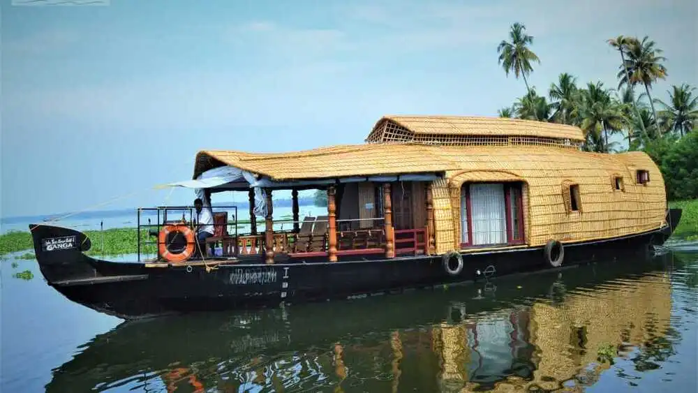 ONE BEDROOM PREMIUM TRADITIONAL HOUSEBOAT CRUISE