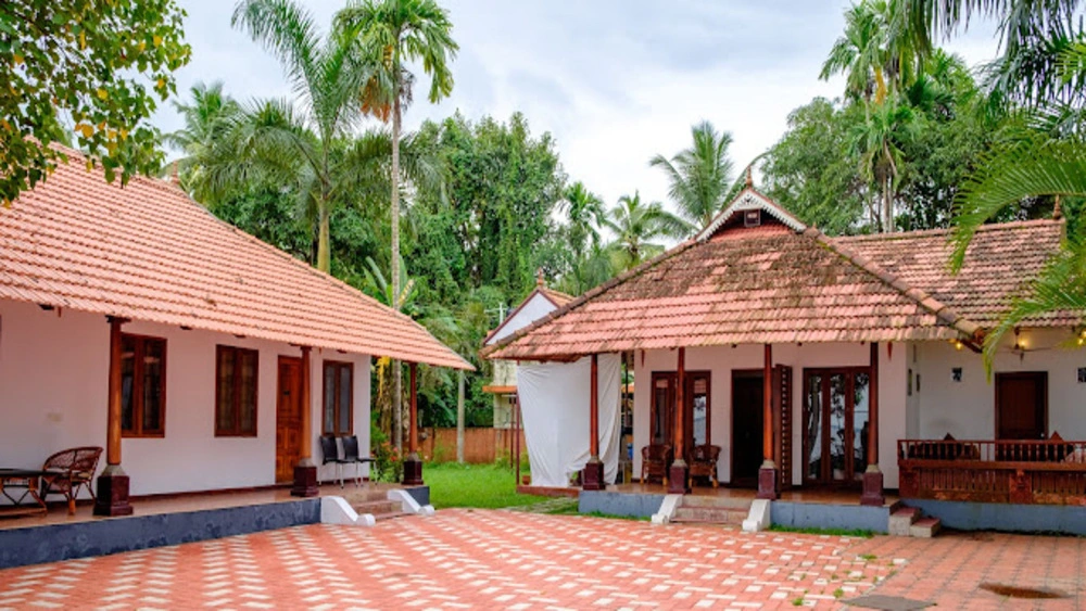 SARO LAKE COUNTY KUMARAKOM