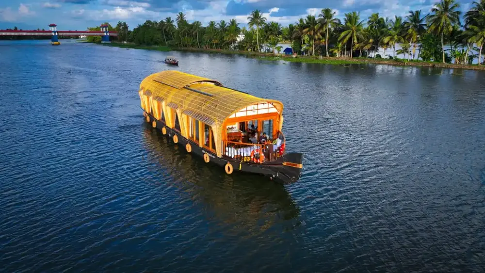 3 BEDROOM SUPER LUXURY HOUSEBOAT CRUISE