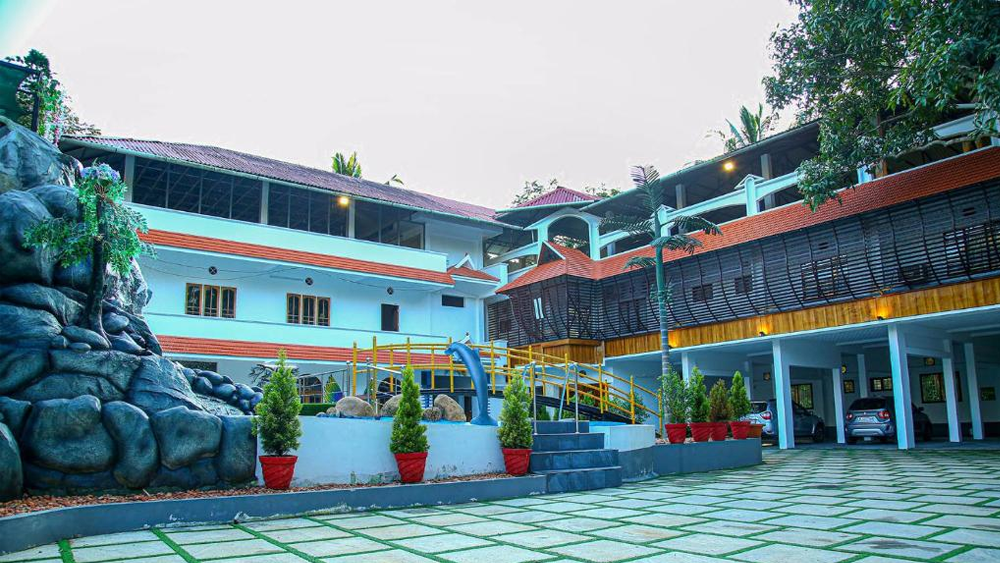 LAKE PALACE FAMILY RESORT KUMARAKOM