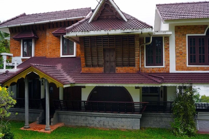 Front view of Lakshmipuram Palace Heritage Homestay in Kumarakom