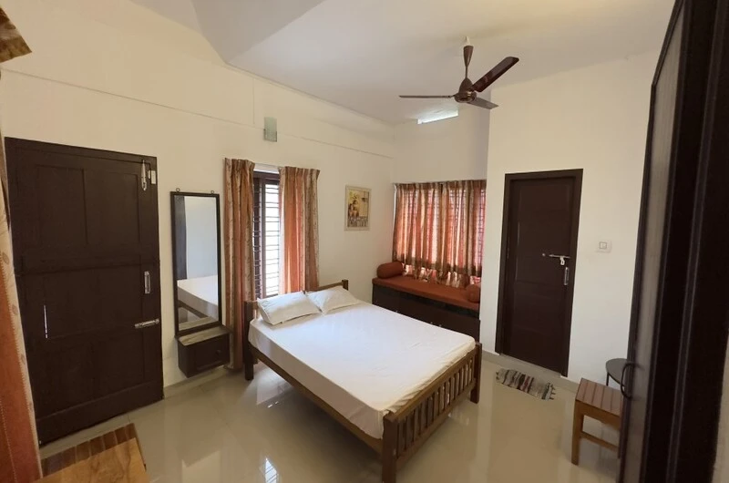 Traditional Kerala palace bedroom at Lakshmipuram Homestay Kumarakom
